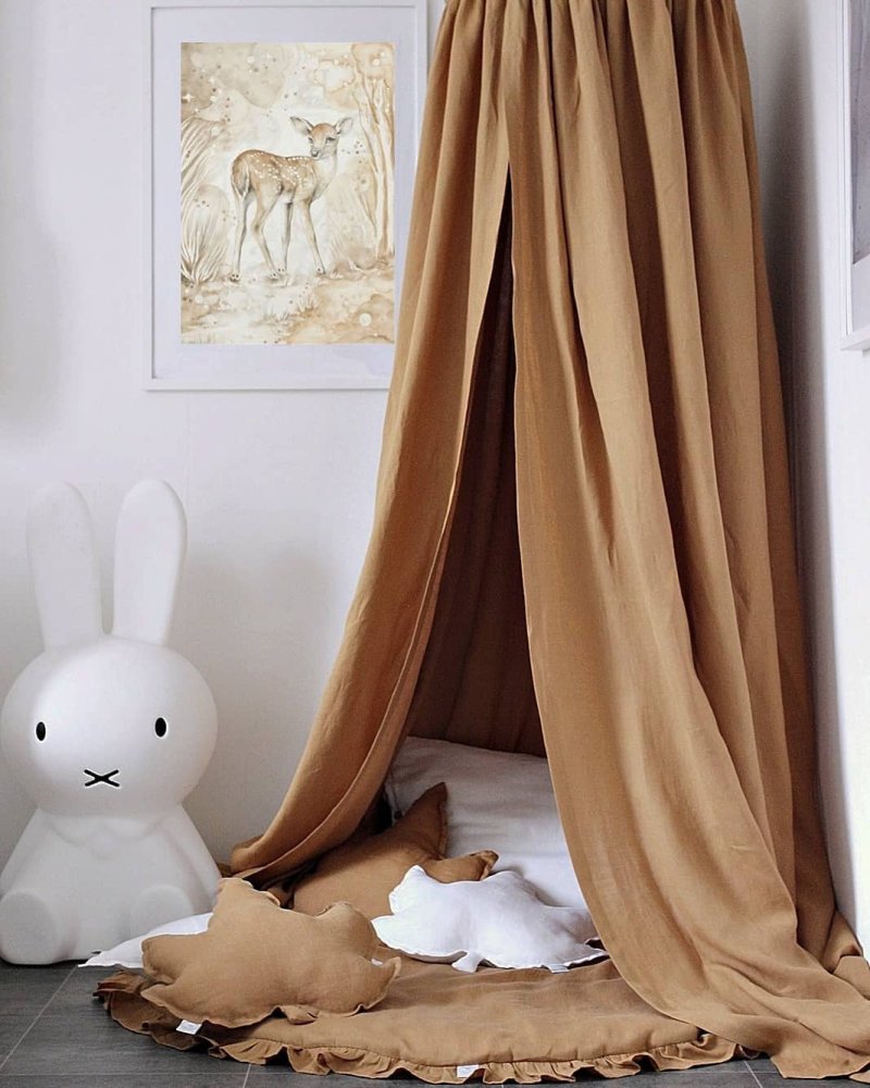 Jesenný kútik pre deti s baldachýnom a mäkkými vankúšmi