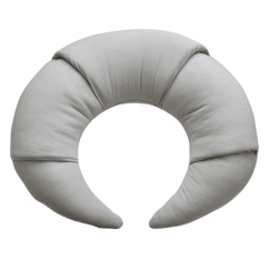 Vankúš croissant svetlo šedá 55cm