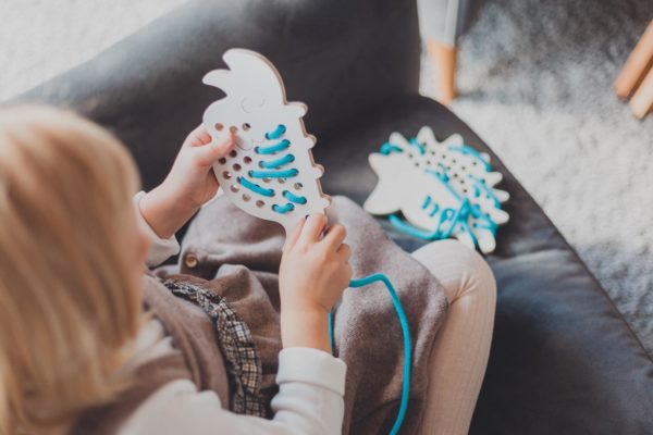 Montessori drevená prepletacia hračka - dinosaurus