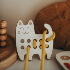Montessori drevená prepletacia hračka - mačiatko