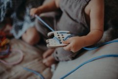 Montessori drevená prepletacia hračka - mačiatko