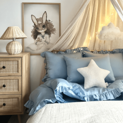 Dotyk elegancie – modré obliečky, baldachýn a čistá pohoda