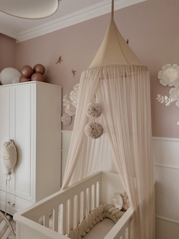 Tylový baldachýn s brmbolcami do detskej izby béžová