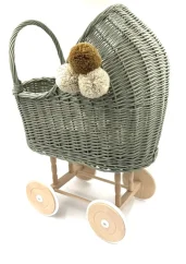 Proutěný vysoký kočárek pro panenky olivová