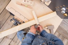 Drevený pracovný stolík pre deti v šedej farbe