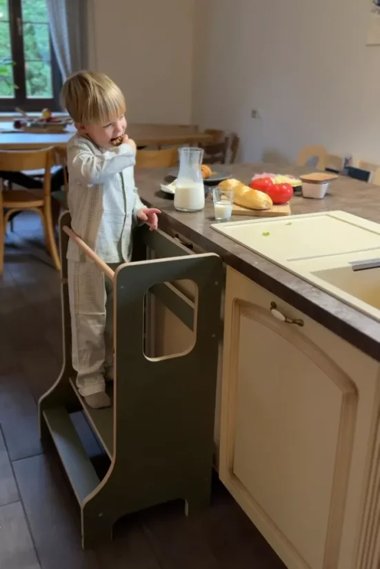 Učiaca veža Montessori pre súrodencov olivová