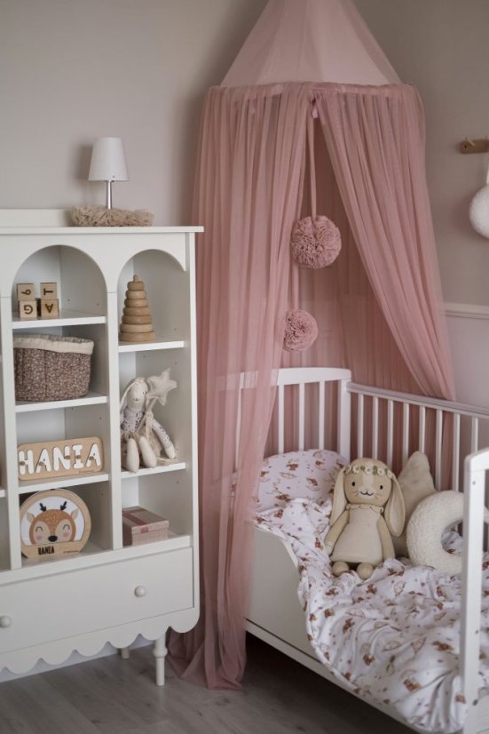 Tylový baldachýn s brmbolcami do detskej izby ružová