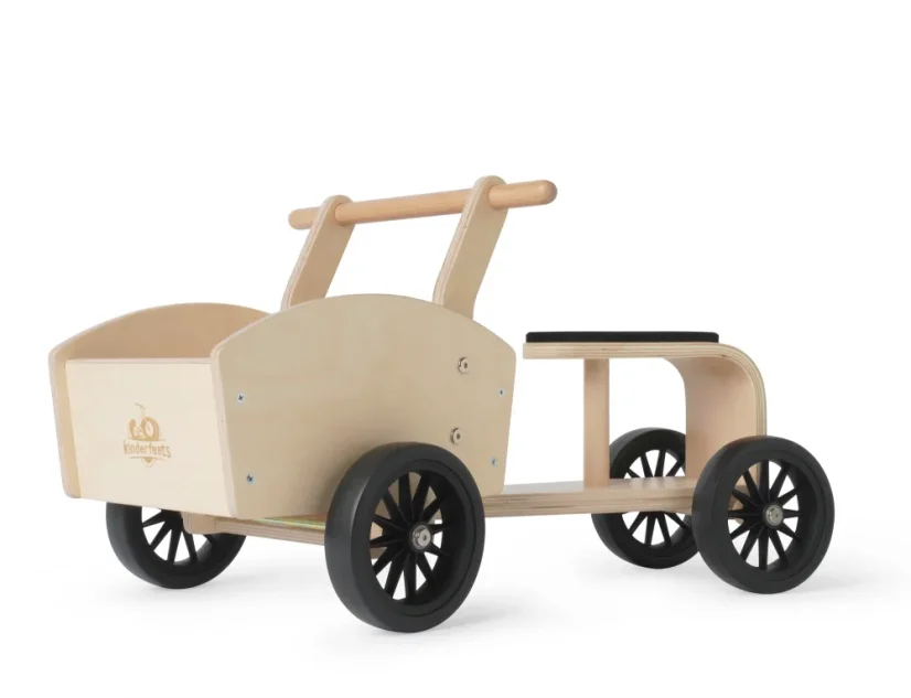Drevené nákladné auto prírodné