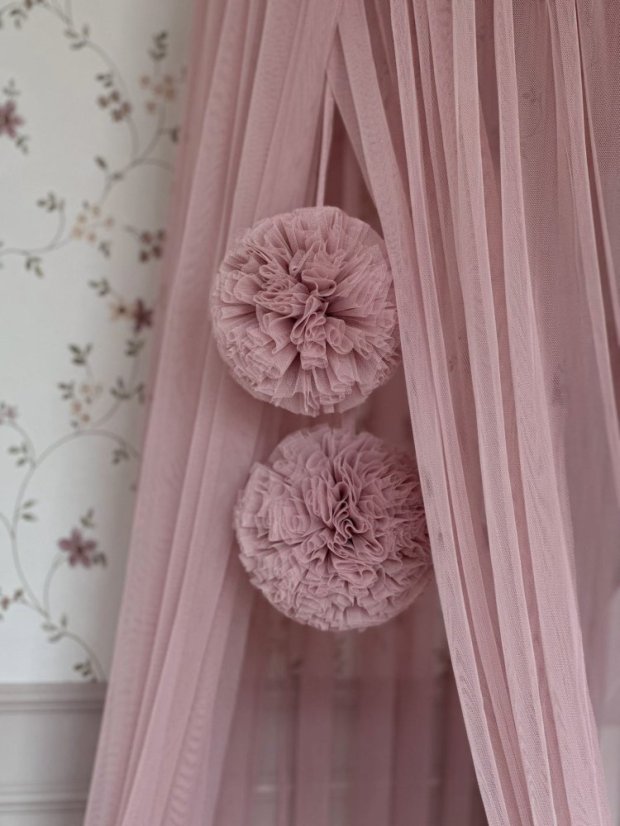 Tylový baldachýn s brmbolcami do detskej izby ružová