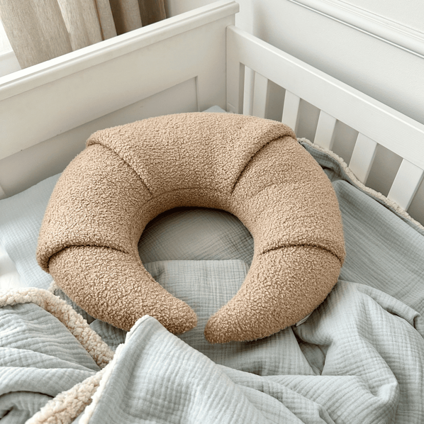 Vankúš croissant hnedý 55 cm