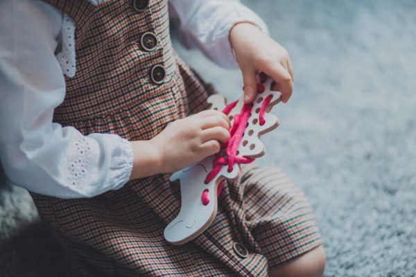 Montessori dřevěná prepletacia hračka - dino Alex