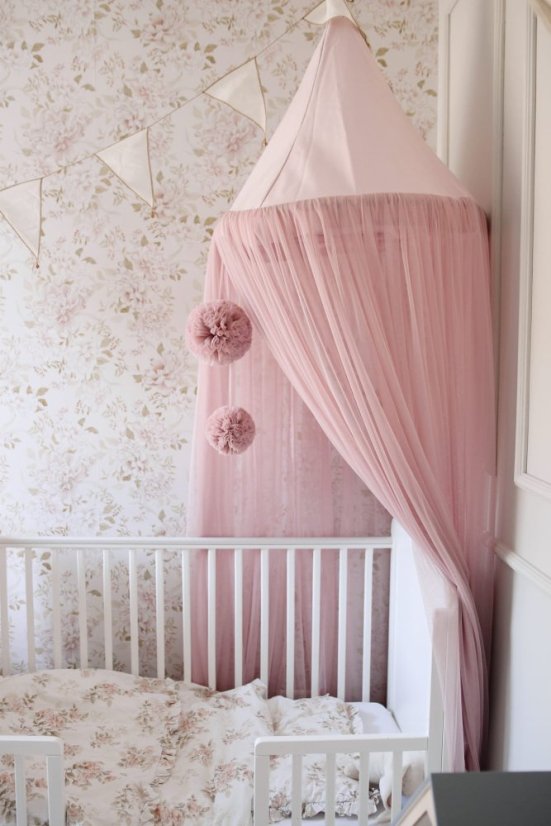 Tylový baldachýn s brmbolcami do detskej izby ružová