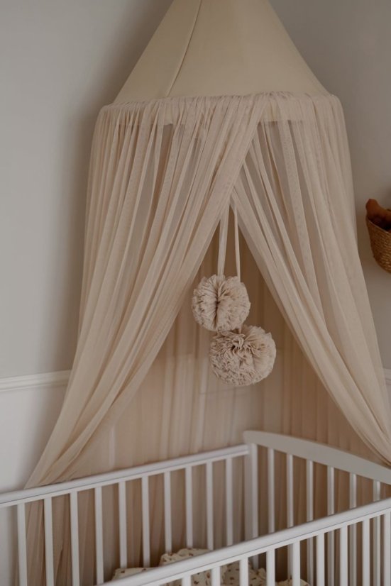 Tylový baldachýn s brmbolcami do detskej izby béžová