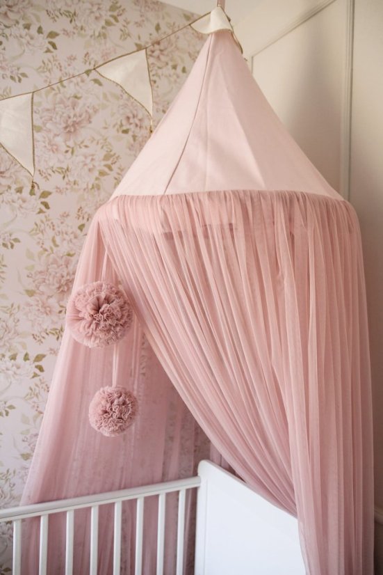 Tylový baldachýn s brmbolcami do detskej izby ružová