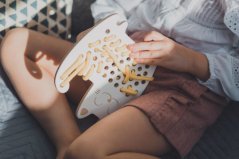 Montessori dřevěná proplétací hračka - kočka