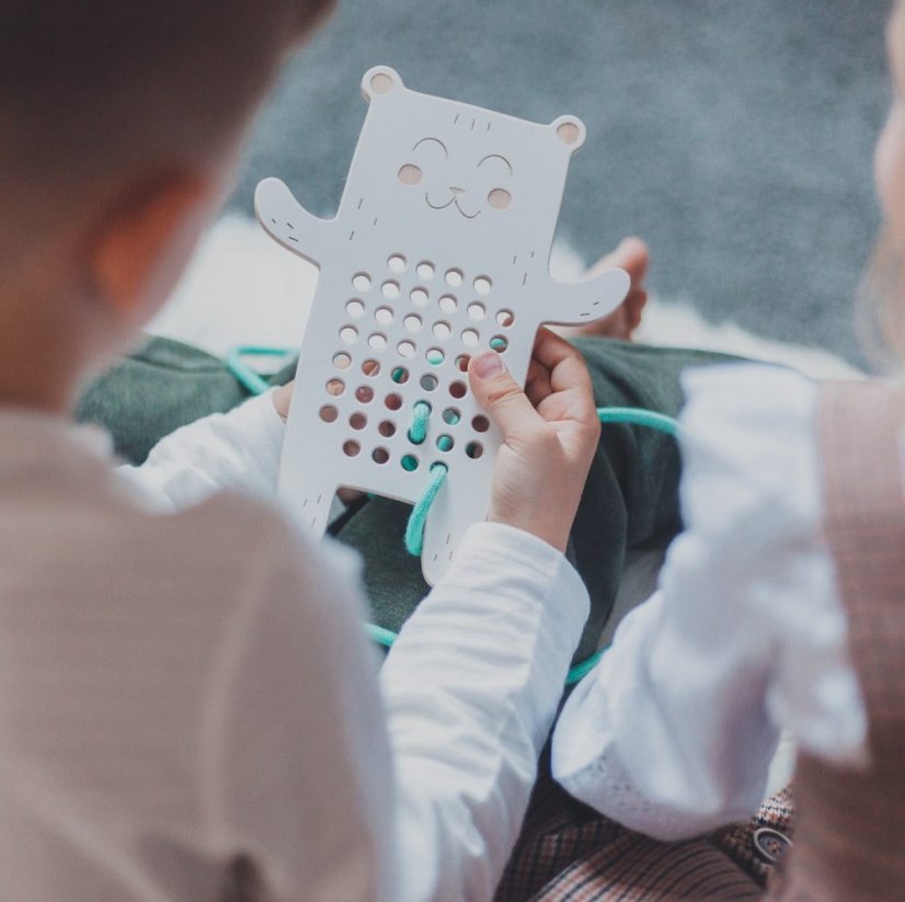 Montessori drevená prepletacia hračka - pán medveď