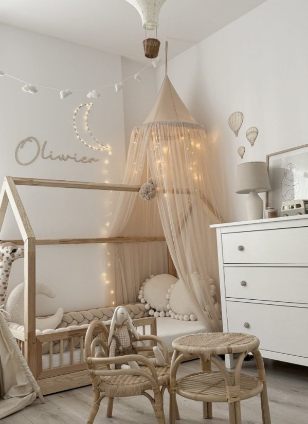 Tylový baldachýn s brmbolcami do detskej izby béžová