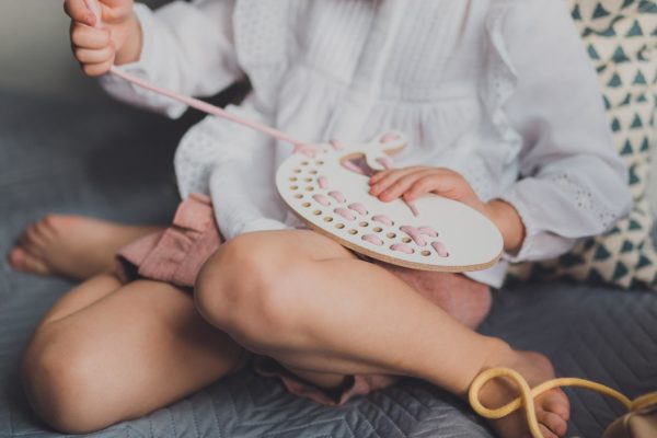 Montessori dřevěná proplétací hračka - velryba