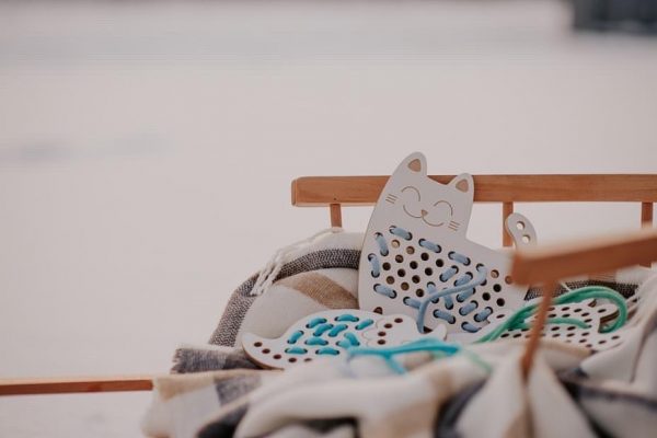 Montessori drevená prepletacia hračka - mačka