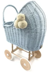Proutěný vysoký kočárek pro panenky světle modrá