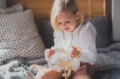 Montessori  dřevěná proplétací hračka - opice