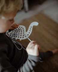 Montessori dřevěná proplétací hračka - dinosaurus Max