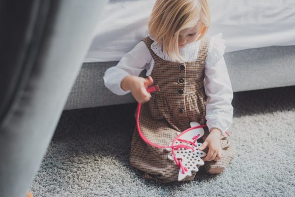 Montessori dřevěná prepletacia hračka - dino Alex