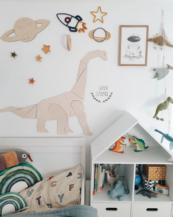 Drevená nástenná dekorácia Origami Diplodocus – dinosaurus do detskej izby