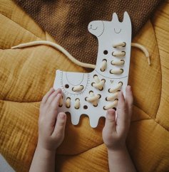 Montessori dřevěná proplétací hračka - lama