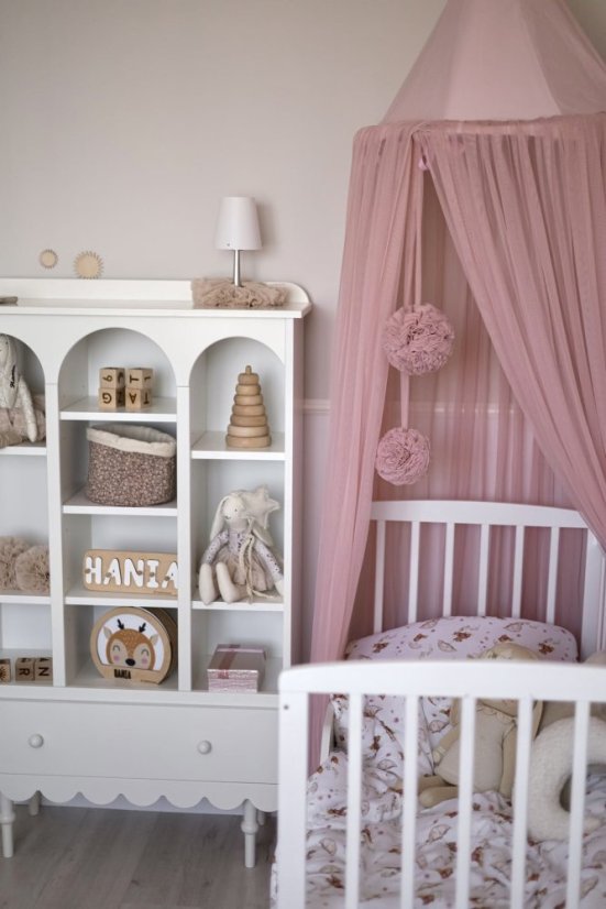 Tylový baldachýn s brmbolcami do detskej izby ružová
