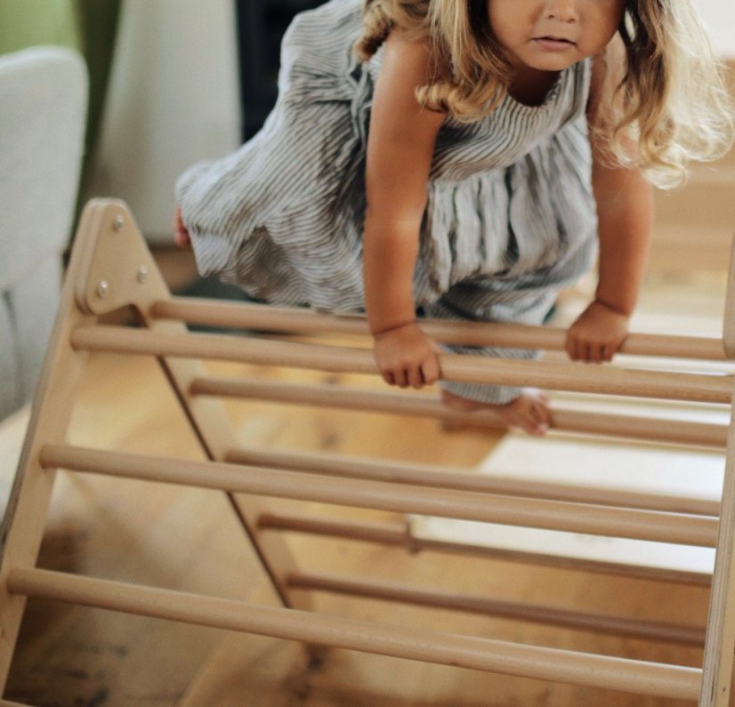 Montessori Piklerová obojstranná stredná preliezačka trojuholník