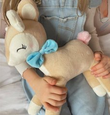Plyšová srnka Bambi 35 cm s modrou mašľou – hračka pre deti Plyšová srnka Bambi 35 cm s modrou mašľou – hračka pre deti