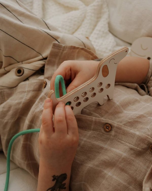 Montessori  dřevěná proplétací hračka - jezevčík