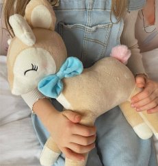 Plyšová srnka Bambi 35 cm s modrou mašľou –  hračka pre deti