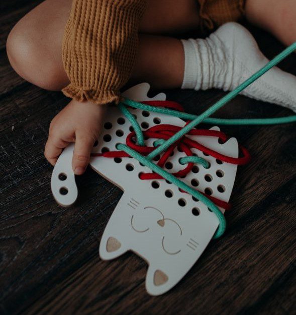 Montessori drevená prepletacia hračka - mačka