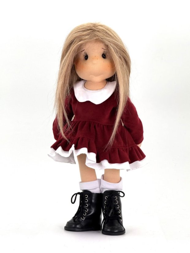 Bordové sametové šaty pro panenku – elegantní outfit s bílým límcem