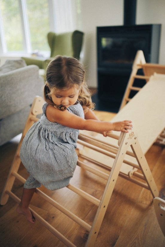 Montessori Piklerová obojstranná stredná preliezačka trojuholník