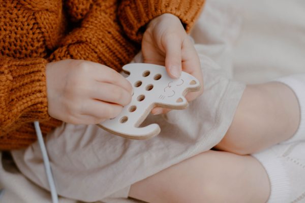 Montessori dřevěná proplétací hračka - kotě