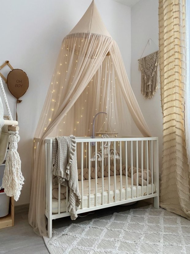 Tylový baldachýn s brmbolcami do detskej izby béžová