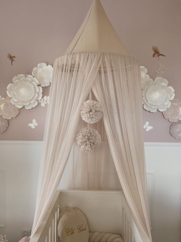 Tylový baldachýn s brmbolcami do detskej izby béžová