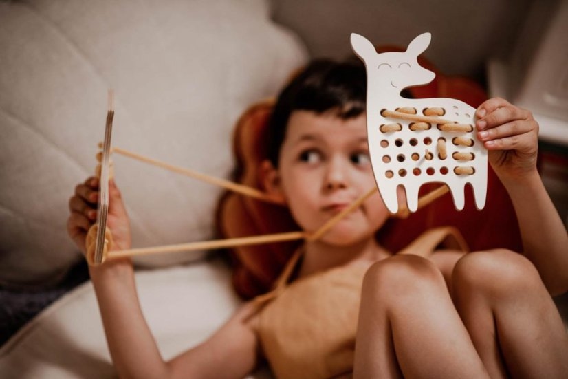 Montessori drevená prepletacia hračka - srnka