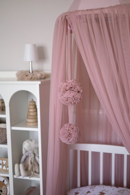 Tylový baldachýn s brmbolcami do detskej izby ružová