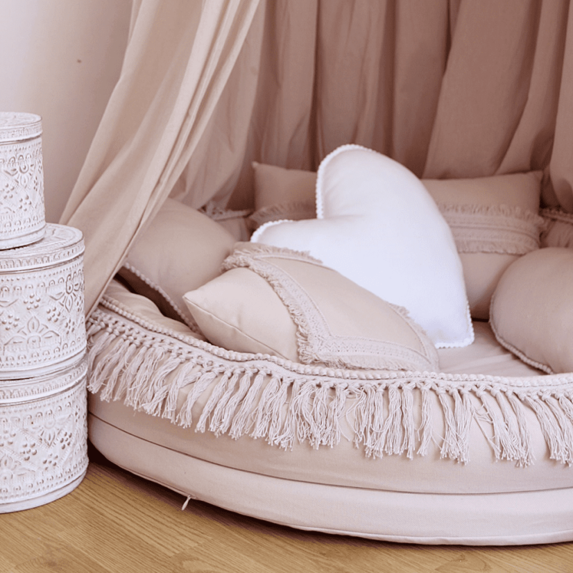 Boho polštář srdce s bublinkami bílá 44 cm