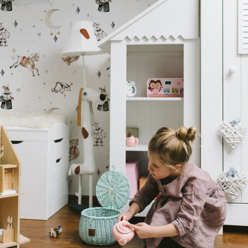 Tapeta francúzskej postavičky na svetlom nebi 280x100 cm