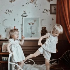 Tapeta francúzskej postavičky na svetlom nebi 280x100 cm