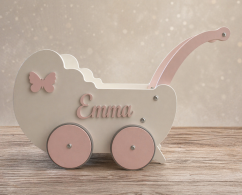 Drevený kočík pre bábiky s dekoráciou biela + ružová + meno Emma