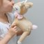 Plyšová srnka Bambi 35 cm – s ružovou mašľou a možnosťou mena Plyšová srnka Bambi 35 cm – s ružovou mašľou a možnosťou mena