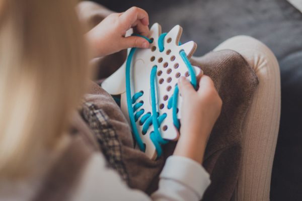 Montessori dřevěná proplétací hračka - ježek