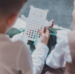Montessori dřevěná proplétací hračka - pan medvěd