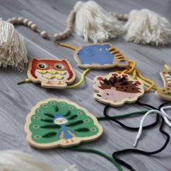 Navliekanie drevených zvieratiek na šnúrky – 10 ks